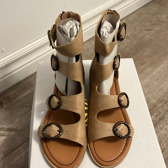 BNWB Tan Sandals - Picture 3 of 8